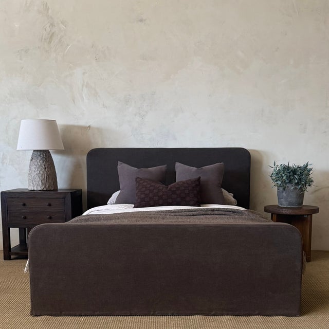 The Laguna Slipcovered Bed brings relaxed sophistication to the bedroom with its clean lines and softly tailored...