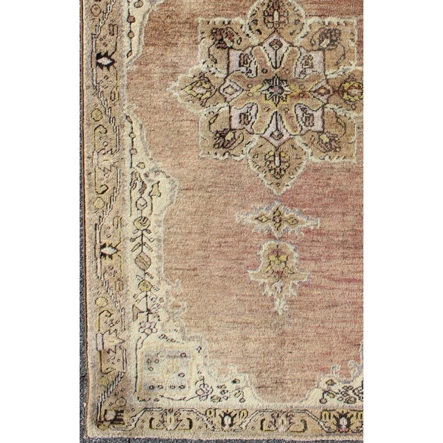 Traditional Mid 20th Century Medallion Design Oushak Vintage Rug From Turkey in Mauve Brown and Cream For Sale - Image 3 of 7