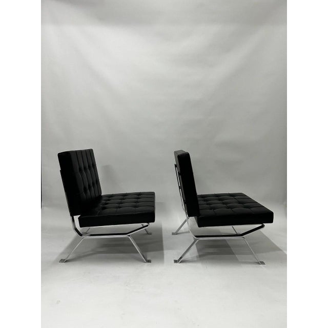 The frame is made of chrome-plated shaped steel, featuring distinctive sled-style legs that cross beneath the seat....