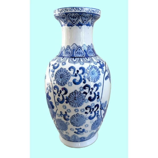 Large Vintage Pair of Chinoiserie Blue & White Chinese Vases For Sale - Image 4 of 10