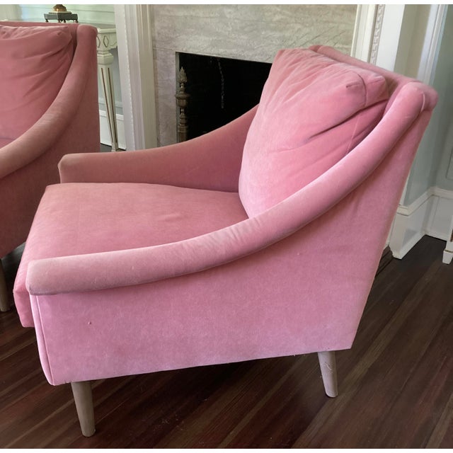 Bassett Furniture Pair of Vintage Bassett Soft Pink Velvet Club Chairs For Sale - Image 4 of 15