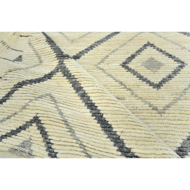 Contemporary Moroccan Handcrafted Wool Rug Featuring a Geometric Design in Beige and Blue For Sale - Image 4 of 4