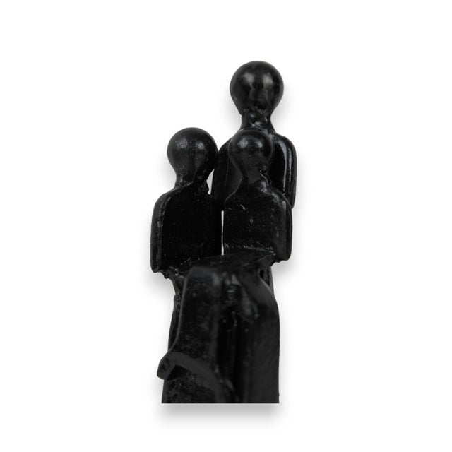 Retro figurative iron statue depicting a family scene, in good condition for its age, without markings. Size: 7x13x7cm.