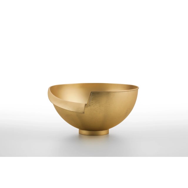 The Intuizioni bowl in satin brass has an Aghi Orizzontale texture.
