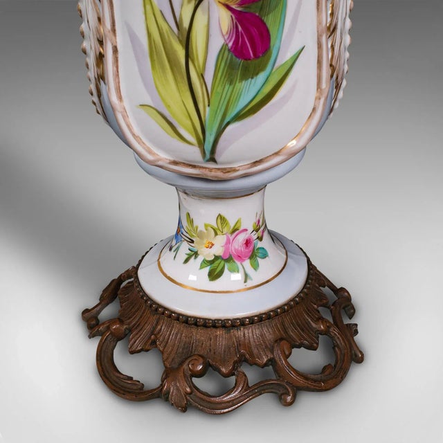 1900s Antique Victorian French Ceramic Mantlepiece Vase For Sale - Image 9 of 13