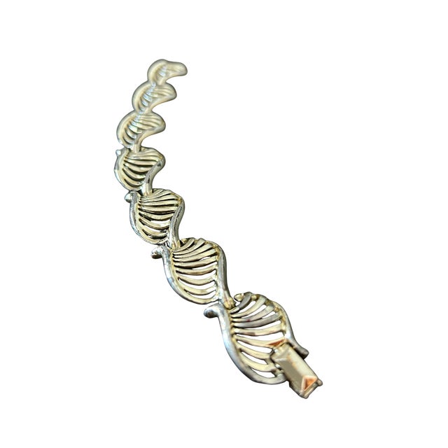 Vintage Lisner Signed Silver-Tone Shell Link Bracelet | Mid-Century Modern Costume Jewelry | 1950s–1960s For Sale - Image 6 of 8