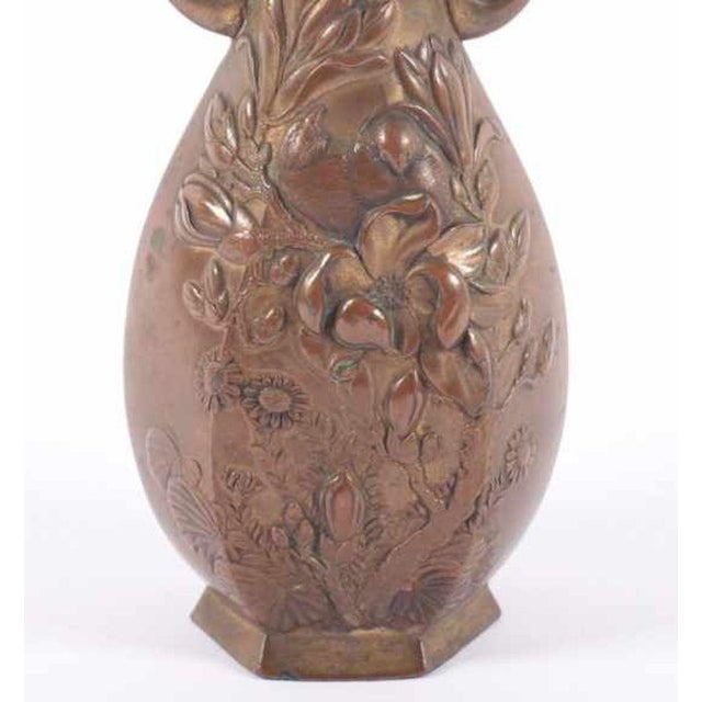 This Meiji vase is a beautifully decorated metal alloy vase, realized in Japan under the Meiji Empire (1867-1912). Take a...