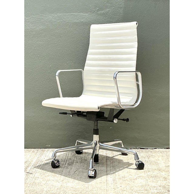 Mid-Century Modern Vintage Eames for Herman Miller Aluminum Group Management Chair For Sale - Image 3 of 18