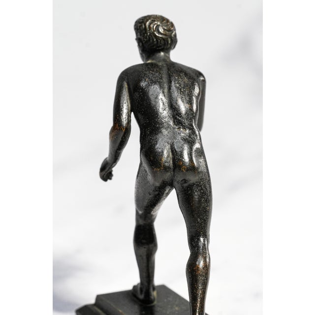 Amazing Miniature Antique Grand Tour Bronze Herculaneum Runner Statue Neoclassical Greek Athlete Sculpture Home Decor Art For Sale - Image 9 of 13