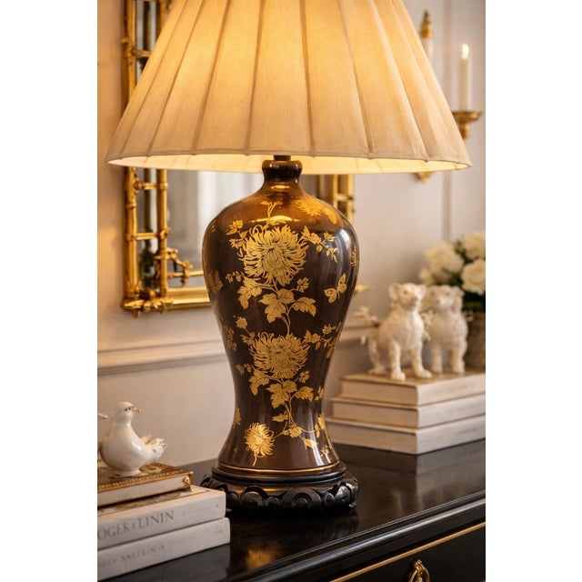 Vintage Chinoiserie Table Lamp With Gold Floral Motif, Brown Lacquered Glass Body and Original Pleated Shade – David W. Estate For Sale - Image 10 of 11