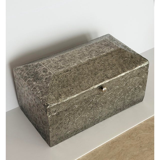 1900s Large Indian Hand-Chased Floral Metal Rectangular Silver Box For Sale In Detroit - Image 6 of 12