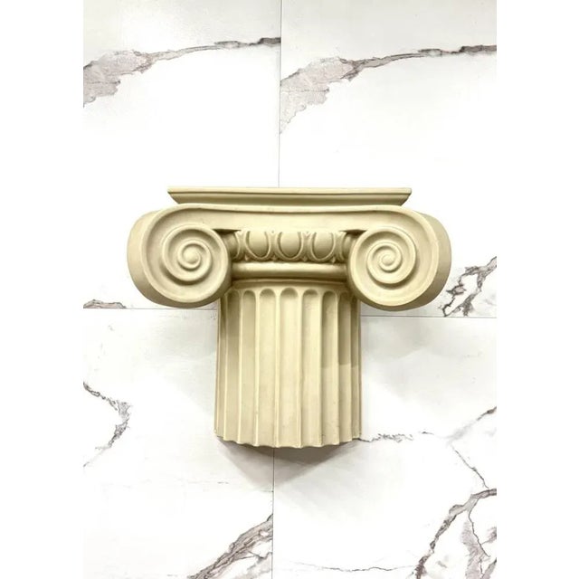 This ceramic lamp, with its shape reminiscent of the elegance of a Greek capital, is a tribute to the classical world...