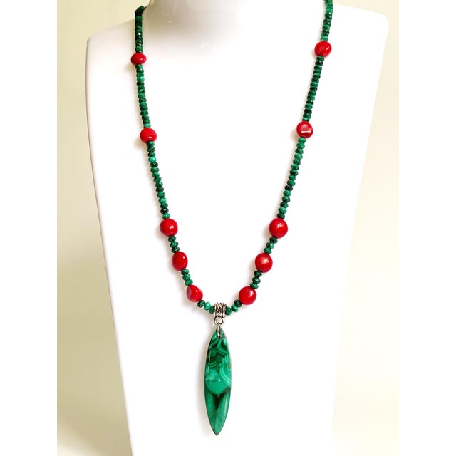 Artisan Genuine Malachite Necklace With Large Sculptural Pendant and Red Bamboo Seeds Detail For Sale - Image 11 of 17
