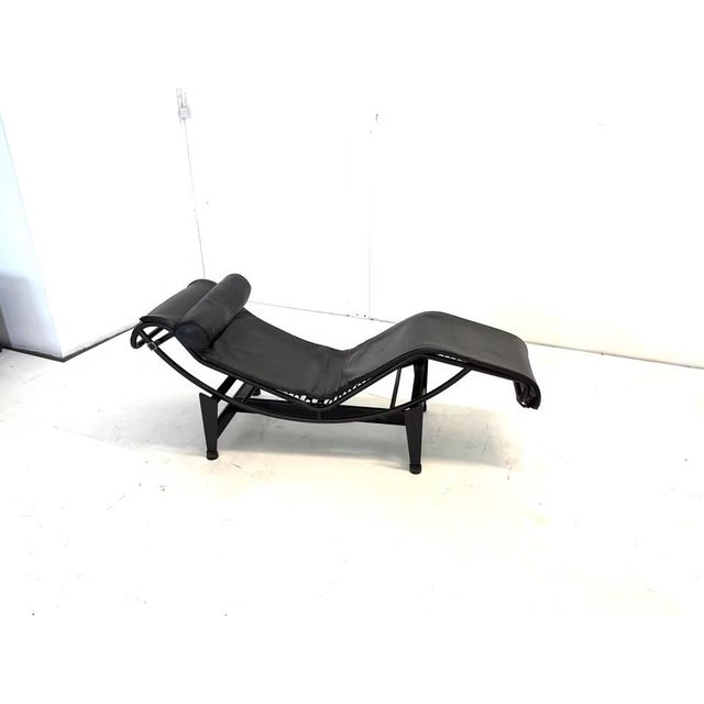 Charlotte Perriand LC4 Chaise Lounge in Leather by Charlotte Perriand for Cassina For Sale - Image 4 of 11