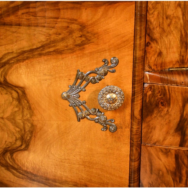 1930s Art Deco Walnut Bar / Cocktail Cabinet For Sale - Image 4 of 18