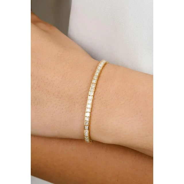 This is part of Chairish’s Fine Jewelry assortment. This Diamond Tennis Bracelet in 18K gold showcases sparkling natural...