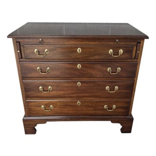 (A) Henkel Harris Mahogany Bracket Foot 4 Drawer Bachelor Chest For Sale