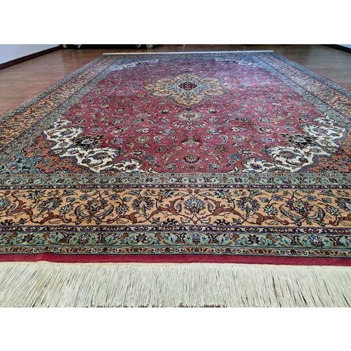 Middle Eastern Rug in Wool For Sale - Image 5 of 11