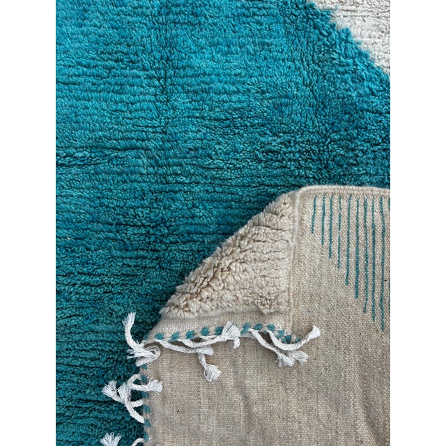 Moroccan Minimalist Beni Ouarain Rug in Handwoven Wool, 1990 For Sale - Image 10 of 12