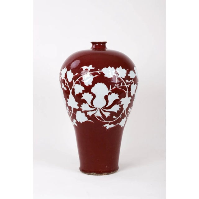 Early 20th-Century Chinese Red-Glazed Vase With Carved White Peonies For Sale - Image 10 of 10
