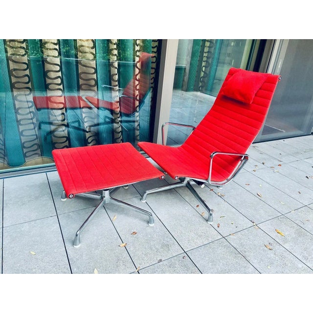 Mid-Century Modern Set of EA 124 Aluminum Chair and EA 125 Ottoman by Charles & Ray Eames for Herman Miller & Vitra, 1960s, Set of 2 For Sale - Image 3 of 15