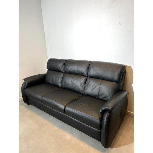 This elegant black leather sofa set combines timeless design with outstanding seating comfort. Upholstered in high-quality...