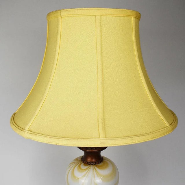 Early 20th Century Yellow and White Marbled Murano Art Glass Table Lamp With Shade For Sale - Image 5 of 7