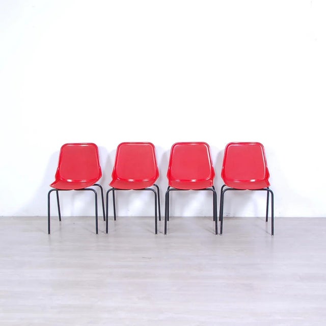 Beautiful set consisting of four mim rome production chairs in the 1960s. Brand on the back of the back and on the bottom...