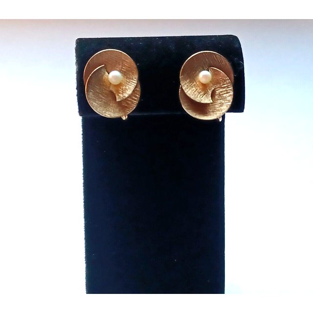 1950s Carl Art 12k Gf & Pearl Modernist Swirl Earrings, A Pair For Sale - Image 9 of 9