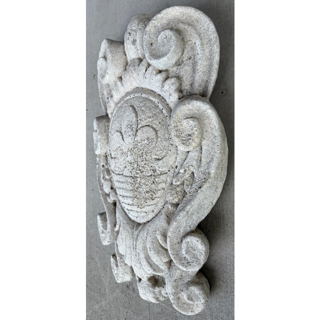 Italian White Concrete Italian Heraldic "Giglio Fiorentino" Wall Plaque For Sale - Image 3 of 6