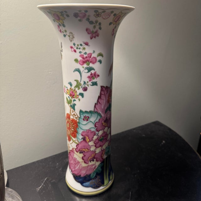Chinoiserie Vintage Mottahedeh/Vista Alegre Tobacco Leaf Porcelain Trumpet Vase - 11 Inch For Sale - Image 3 of 9