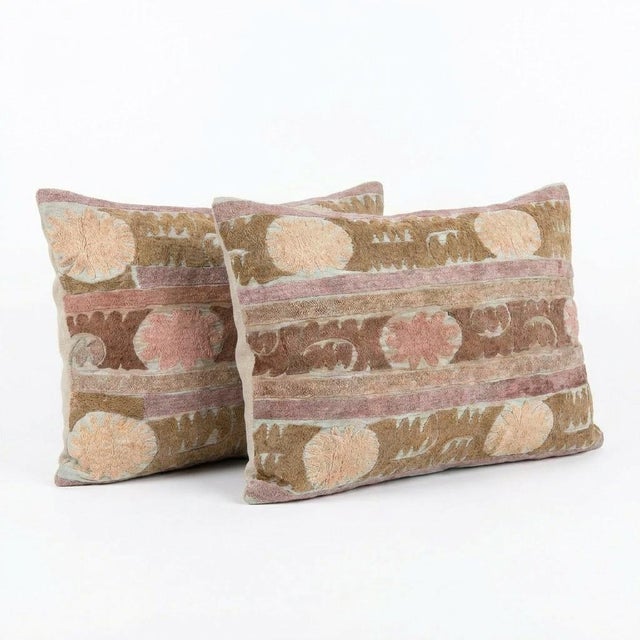 Mid-Century Modern Garden Floral Suzani Pillow Cover 21'' X 25'' - Set of Two For Sale - Image 3 of 4