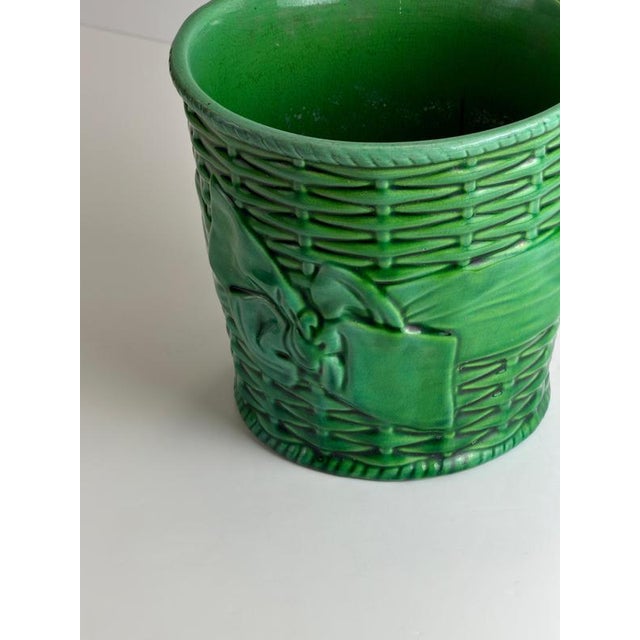 This Mintons majolica basketweave planter, made in England in 1911, is a green glazed ceramic jardiniere distinguished by...