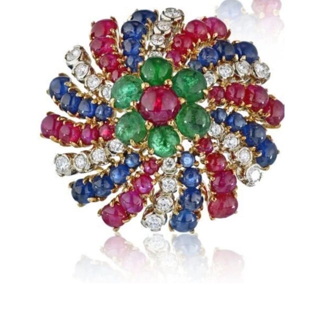 18k Yellow Gold Diamonds, Sapphire & Emeralds Earrings & Brooch/Pin Jewelry Set For Sale In New York - Image 6 of 8