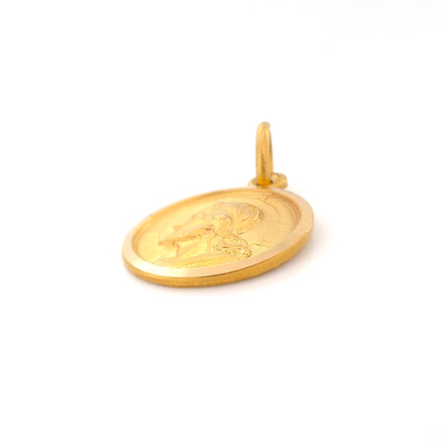 Vintage 1960s Italian 18k “Dio Ti Protegga” (May God Protect You) Medallion, Pendant For Sale - Image 4 of 8