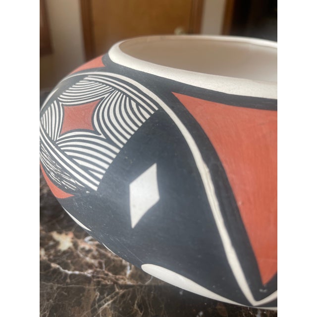 Contemporary Native American Pot From the Tiqua Tribe For Sale - Image 4 of 9