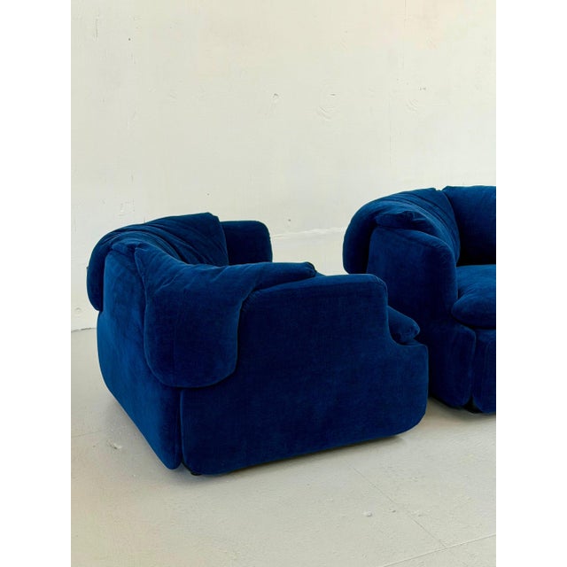 Saporiti 1970s Pair of Alberto Rosselli Confidential Armchairs for Saporiti in Blue Velvet For Sale - Image 4 of 5