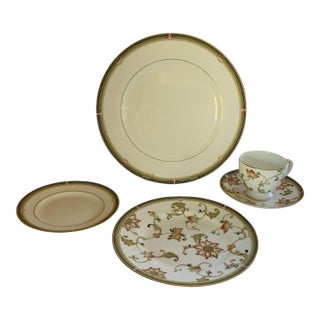 1990s Oberon by Wedgwood Estate Set Bone China Made in England 1993-2003 - 40 pcs For Sale