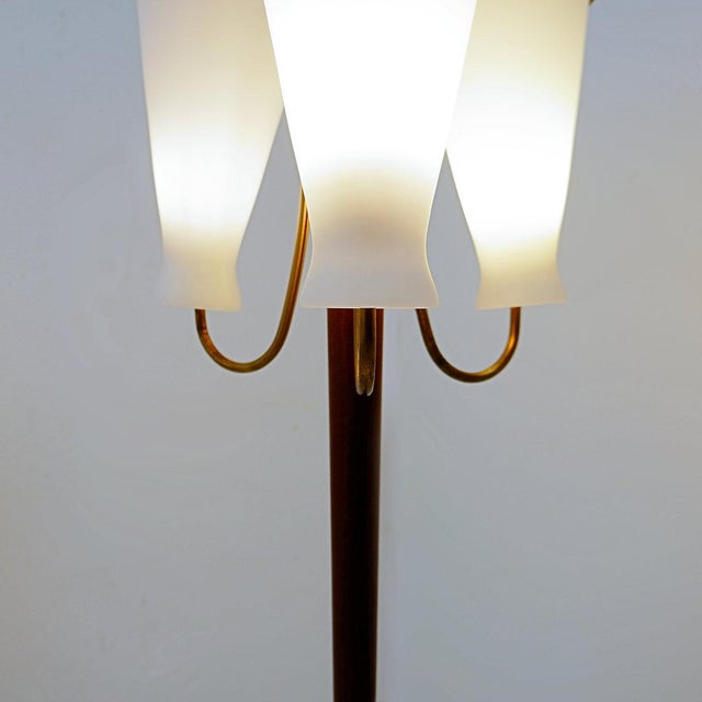 Mid-Century Italian - Floor lamp Measures : Base : 42x42cm H: 153,50cm Ø 3 opalines : 33cm Italian floor lamp from the...