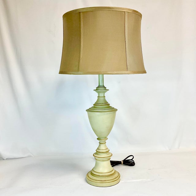 Metal 1970s Vintage French Empire Neoclassical Urn Style Tole Table Lamp. For Sale - Image 7 of 14