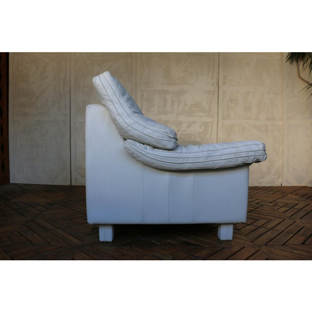 Alabaster Italian Mid-Century Modern Leather Two-Seat Couch — Circa 1980s For Sale - Image 8 of 18