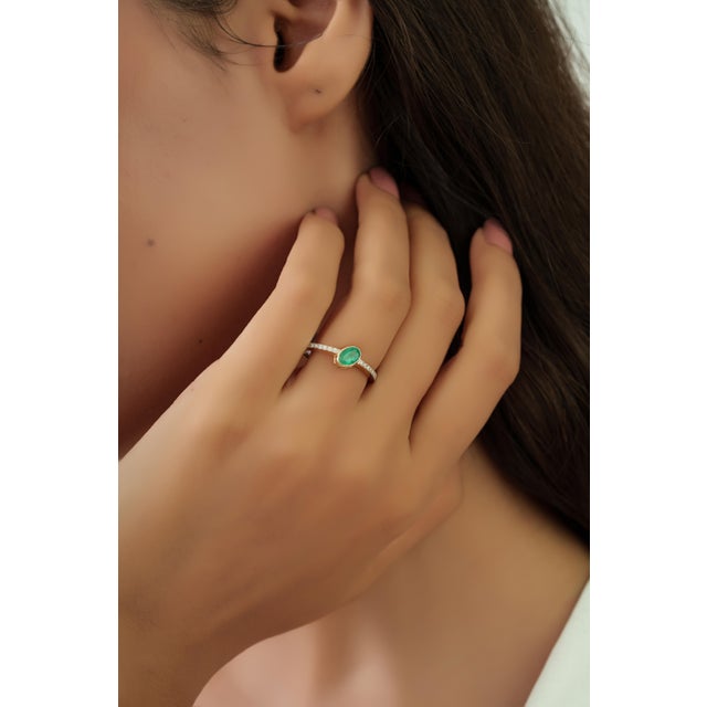 Metal Bezel Set Emerald & Diamond East-West Ring in 14k Yellow Gold Size 4 For Sale - Image 7 of 14
