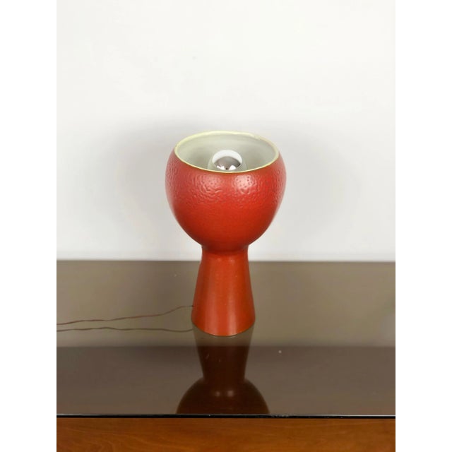Italian table lamp in ceramic in the shape of a cup, brick red color. Typical rare piece of the Italian 1960s. Up to 250V...