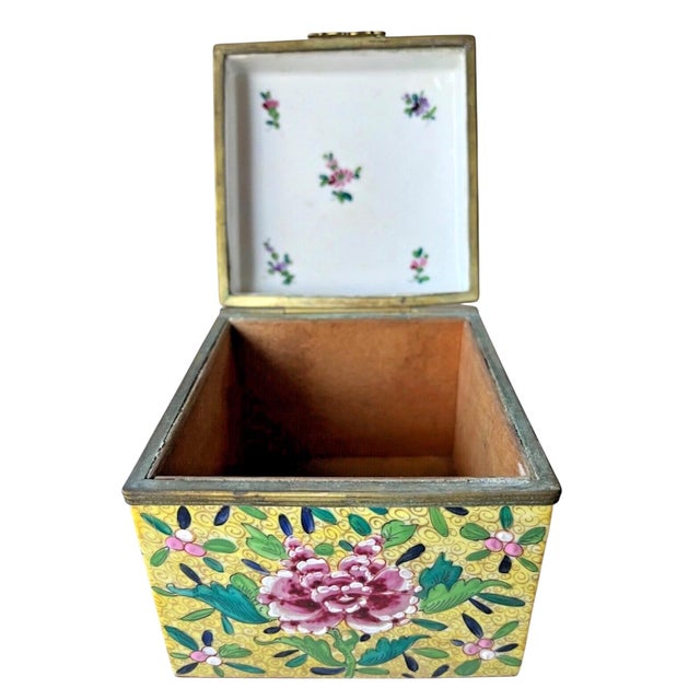 Chinese Famille Rose Porcelain Jewelry Casket Box For Sale - Image 4 of 9