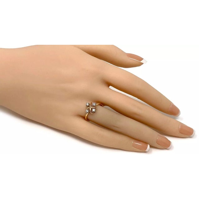 This is an elegant authentic ring from Tiffany & Co. from the Lynn collection. It is crafted from 18k rose gold and...