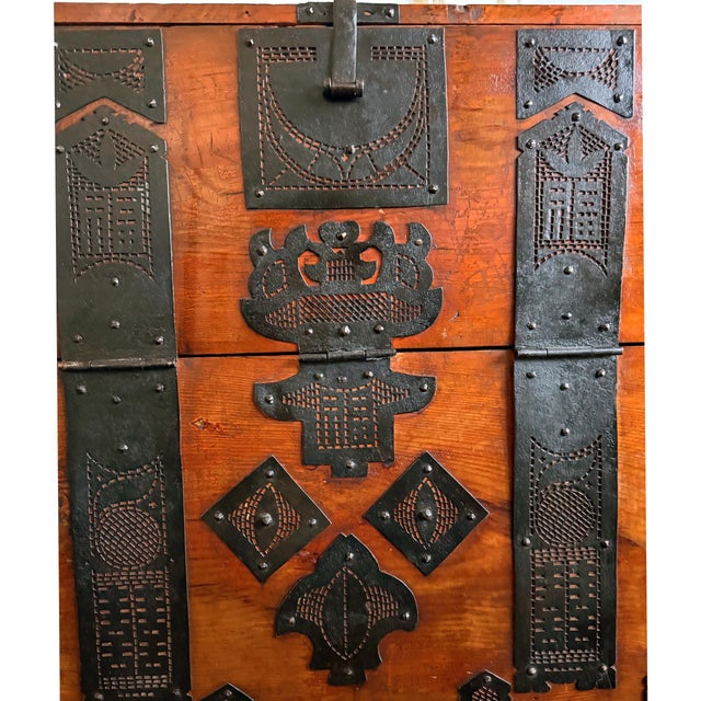 Antique Korean Pakch'on Wedding Bandaji Chest For Sale - Image 9 of 17