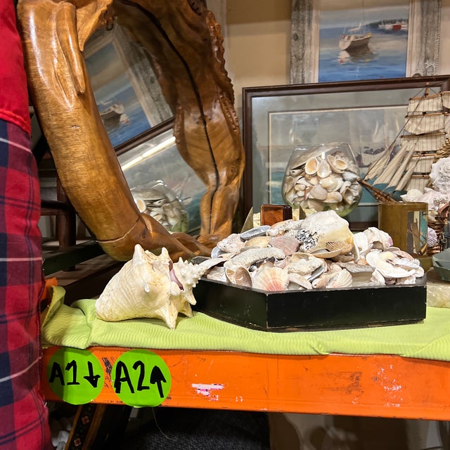 Up for consideration is a beautiful vintage pair of mother of pearl shell design plates. These would look lovely in your...