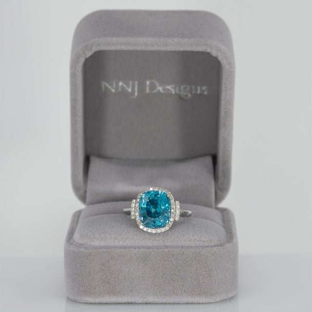 Modern 7.9Ct Blue Zircon Ring With Natural Diamond Halo: Solid 14k Gold, Size 6.75 For Sale - Image 3 of 10