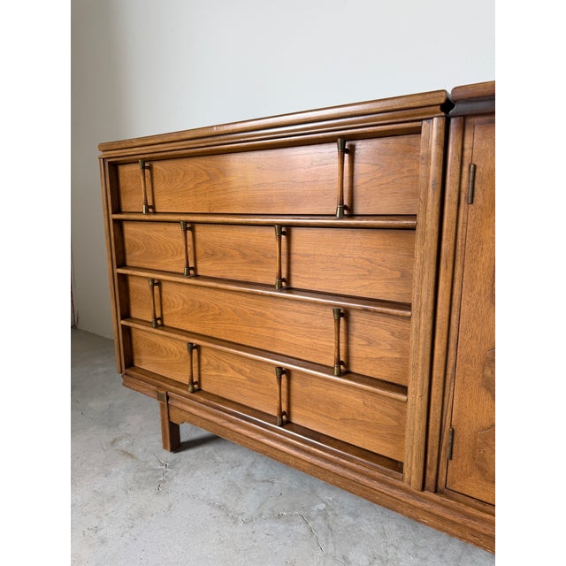 Wood Long Mid Century Modern Thomasville Tamerlane Walnut Bar Credenza Sideboard Cabinet For Sale - Image 7 of 18