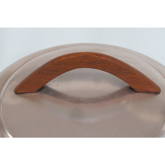 Silver Mirro Usa Round Cake Carrier Dessert Saver Mid Century 1950s Wooden Handle 5047b For Sale - Image 8 of 17